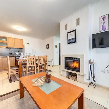 By The Fireplace Cozy 2bd Flat With A View By Flat Mаnager Apartment