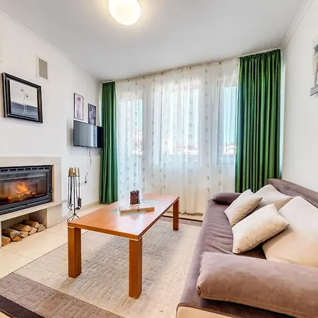 By The Fireplace Cozy 2bd Flat With A View By Flat Mаnager Apartment
